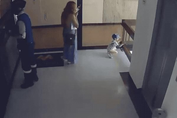  瘫痪|痛心！1岁女童从家中2楼坠下！颅内出血、脑部受损、面临瘫痪…