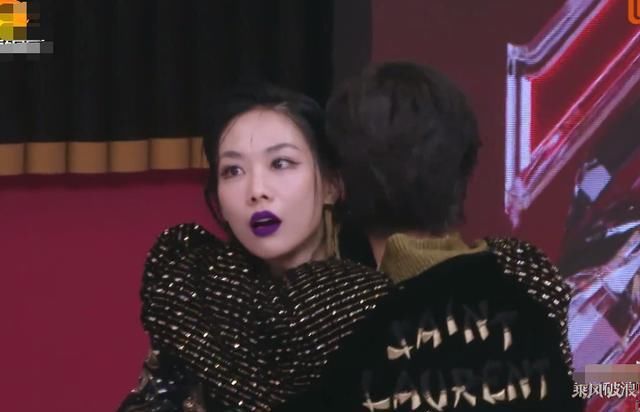  喜爱|王霏霏观众喜爱度第一，我却注意队友们反应，团队感情好坏很明显