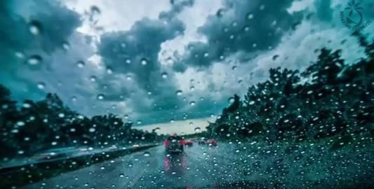 打开|大雨天开车 要不要打开双闪