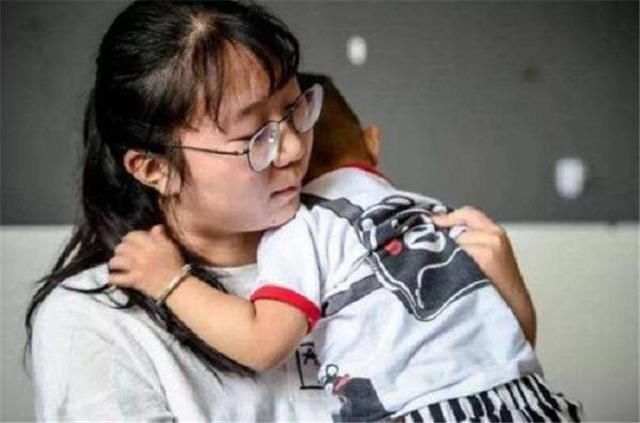 二胎弟弟|22岁女孩拒绝养2岁弟弟，父母一纸诉状告上法庭，网友：可怜