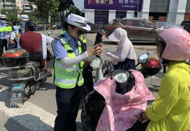 大妈|滨海这位大妈不戴头盔还彪悍抗法，并称“我女婿是你顶头上司”！