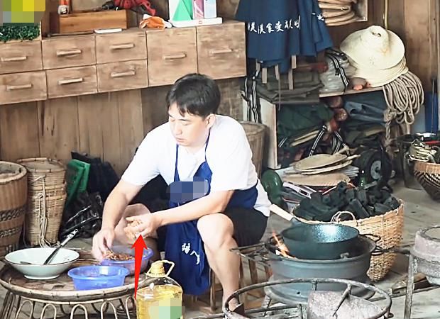 手指甲|黄磊做红烧狮子头时,谁注意他的“手指甲”了?,看着就没有食欲