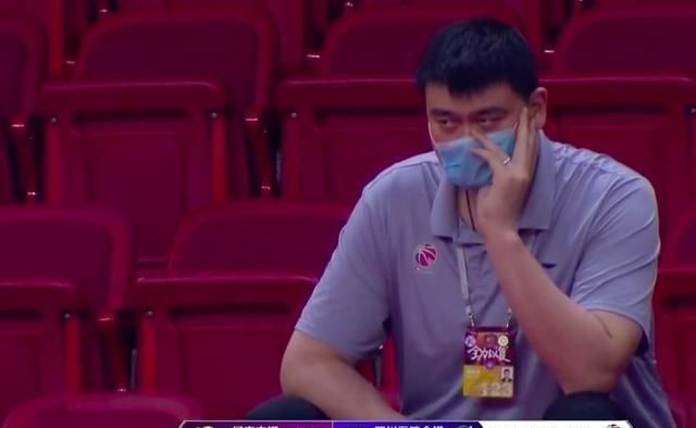  再度|真不省心！常规赛收官姚明再度现身球馆，手托下巴陷入沉思太操劳