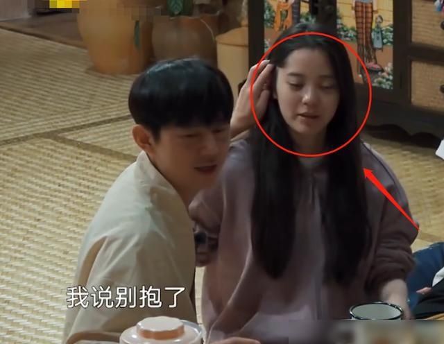  压力|欧阳娜娜压力有多大？节目中途躲进何炅怀里哭，还说每天都在失眠