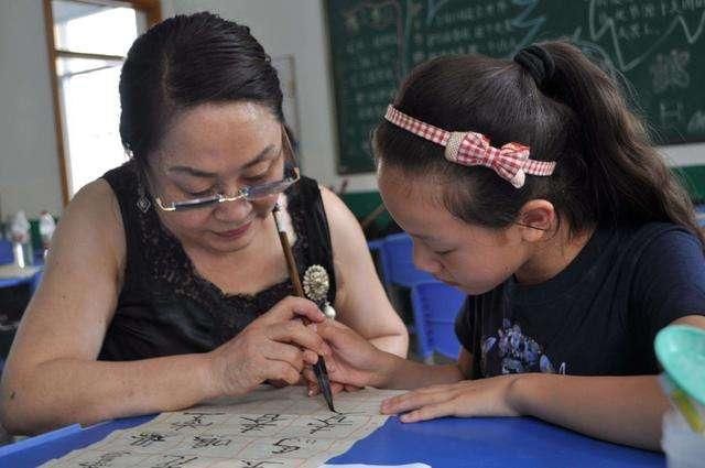  妻子|“刘”姓爸爸给孩子取名字，老师脸红叫不出口，妻子：丢死人了