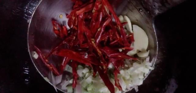  疙瘩|教你做疙瘩咸菜炒肉丝，做法十分简单，做出来香辣咸鲜清脆爽口