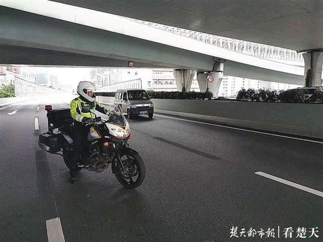  开辟|孕妇临产遇上中考交通管制，交警紧急处置开辟生命通道