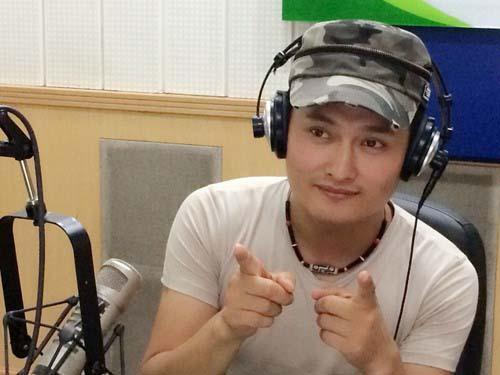 云飞|拿下《星光大道》亚军就抛妻弃女,转身迎娶小娇妻,云飞很渣男