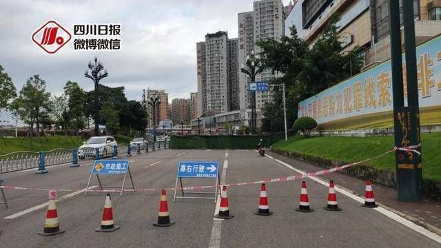  四川|四川宜宾银龙广场下沉式广场塌陷：未发现人员伤亡 掉入坑洞21辆汽车已吊起15辆