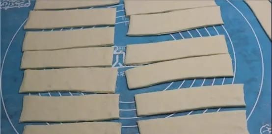  店老板|炸油条用小苏打、食用碱全错油条店老板教你正确做法，金黄酥脆