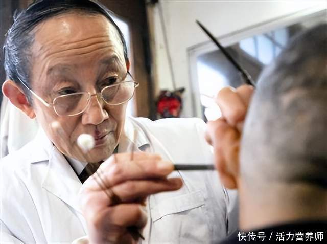 油耳型腋臭如何有效治疗(腋臭的人，往往也会伴随着“油耳”？两者到底什么关系？告诉你)