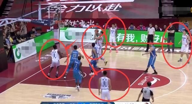  疯狂|不愧林疯狂！4队友要球，林书豪坚决1挑4，可这结果队友也激动了