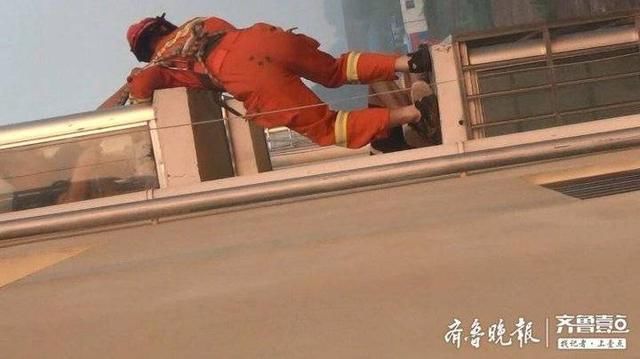  翻身|酒后爬上三楼空调平台上打呼噜，这男子一翻身可真“醒”不过来了