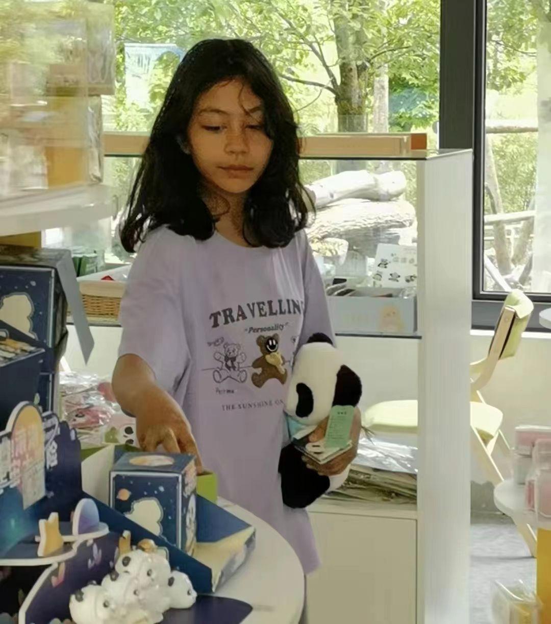 刘烨儿子审美越来越偏,背帆布袋比妹妹黑,霓娜没了龅牙颜值逆袭 刘烨儿子审美越来越偏,背帆布袋比妹妹黑,霓娜没了龅牙颜值逆袭