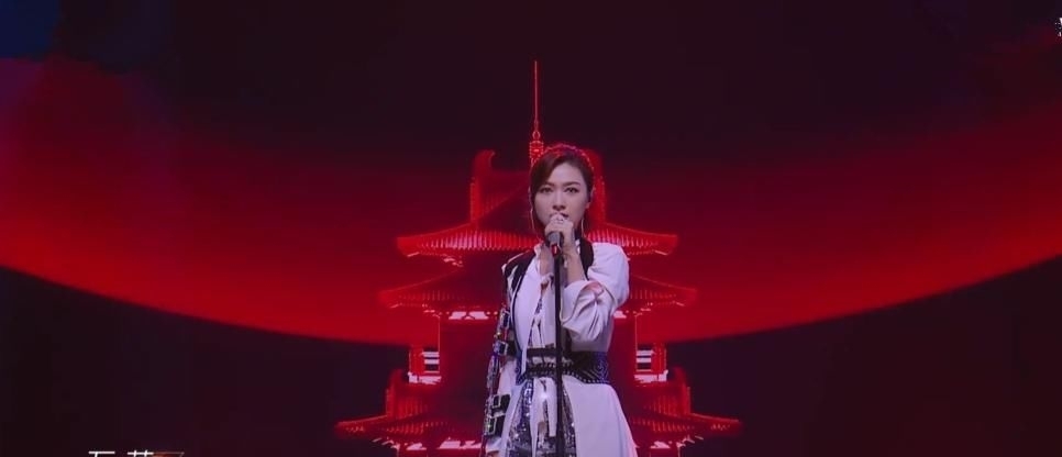 冠军候选团|《浪姐》李斯丹妮为何成为团宠？她和郁可唯同台的动作温暖人心