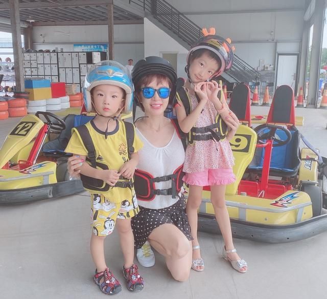 假小子|45岁金巧巧为女儿庆生,“假小子”女儿腿长如巧姐,基因真香了