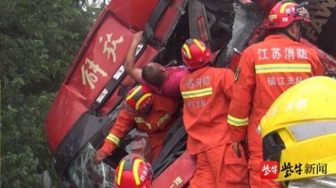  驾驶员|救援现场，年轻消防队员扛着重伤男子20分钟