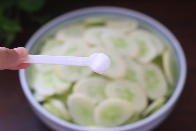  冷冻|夏天把黄瓜冷冻起来，留到冬天炒肉吃，特别香，我每年都做