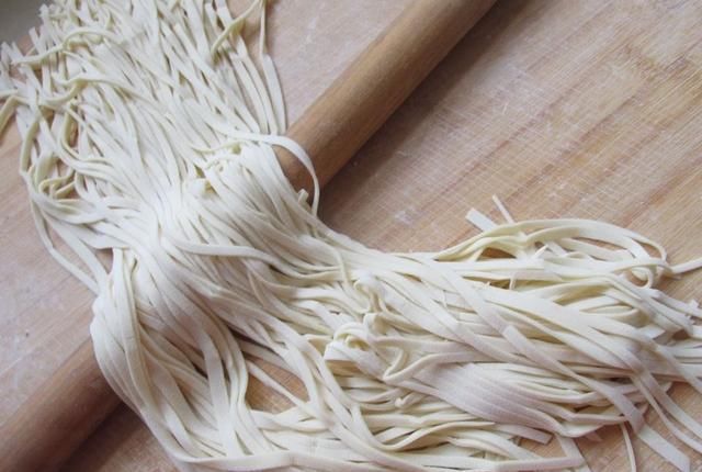 好吃|吃了30年手擀面,这样做筋道好吃不断条,比吃饺子还香,吃不够