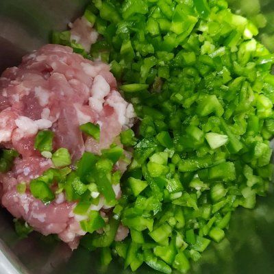 好吃|这道猪肉青椒饺子锅贴，怎么做都好吃