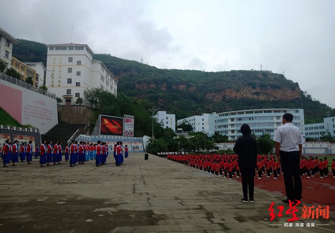  校长|突然成网红的女高校长张桂梅：我对孩子“狠”，只为她们突破成长的坚冰