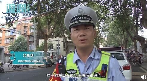  十多人|女子被卷入车下，民警一声吆喝叫来十多人，十秒抬车救人