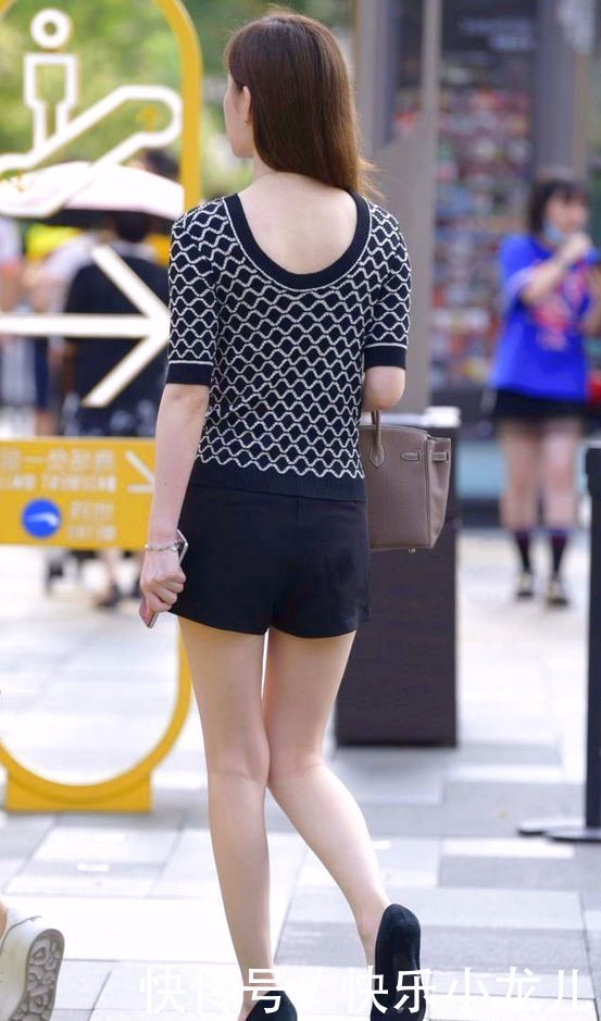 搭配外型|黑白条纹针织衫加黑色裤裙,优雅中又透着妩媚,清透纯美的气息!