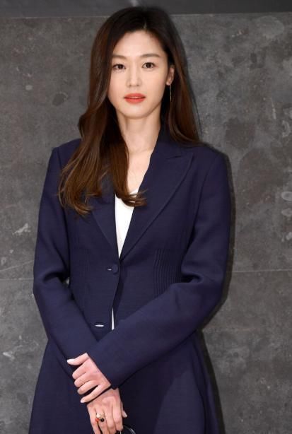  全智贤|“野蛮女友”全智贤强势出场 小格子西装搭配出大风范 太“帅”了