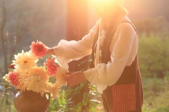  李子|她用3年时间爆改老宅，把荒地变花海：原来除了李子柒，我们还有另一种田园牧歌