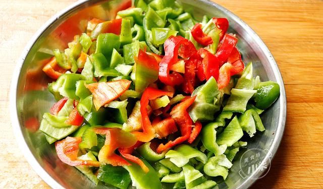  香辣|鸡肉这样做太香了，不炖不油炸，香辣过瘾，端上桌瞬间被扫光