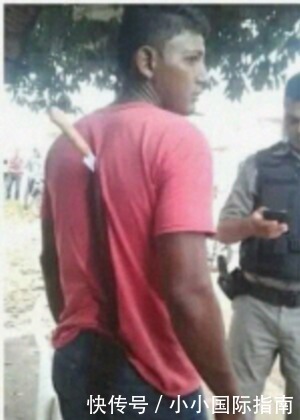  现场|小伙子，你背后挂着一把刀？