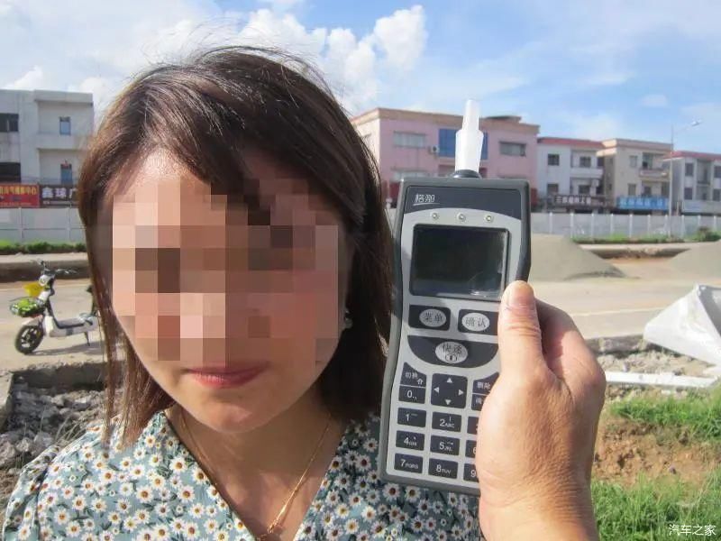  女司机|就是伸了一下手！女司机因此撞了18米栏杆！