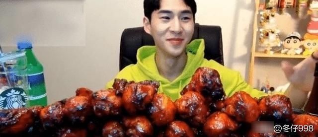 奔驰小哥|大胃王吃58个“炸鸡腿,张开嘴瞬间穿帮了,网友骗三岁小孩吗