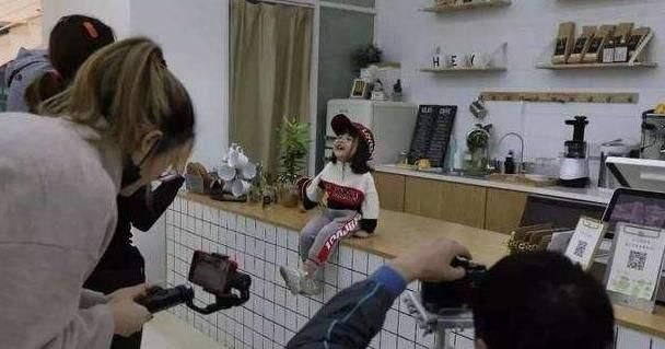  挣钱|曾说“我要养弟弟”，年赚百万的阿拉蕾，如今怎么样了？