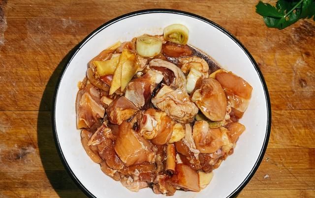 详细|川香辣子鸡,麻辣爽口超过瘾,2个鸡腿做了一大盘,附详细步骤