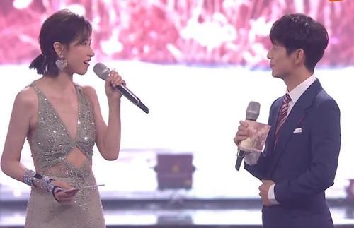  姐姐|万茜主持首秀台风稳，抢话何炅超自信！