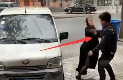  宝马|宝马女司机脚踩“恨天高”，拒不挪车还发飙，想把男司机推倒