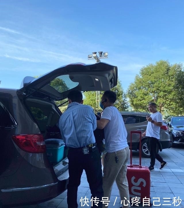累到|黄晓明高温下帮赵丽颖提行李,累到浑身是汗大喘气,仍抢着干活!