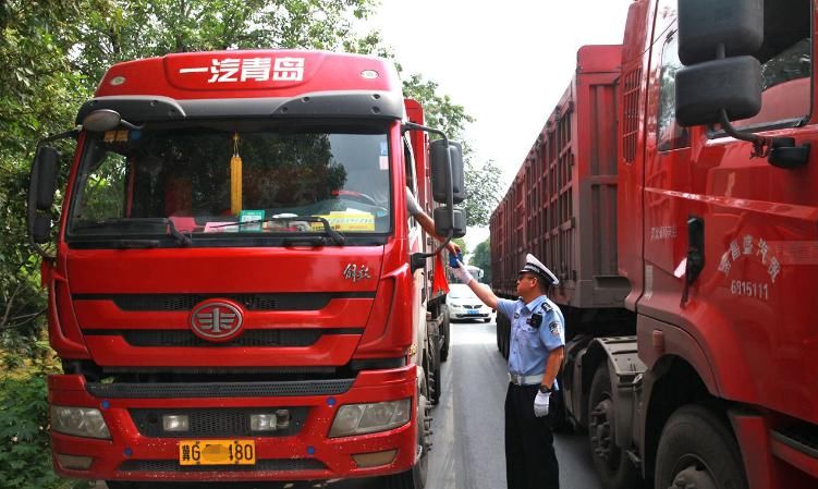  货车司机|磕头、下跪、扇自己耳光！扣12分就降级，扣的是卡车司机一家人的口粮！