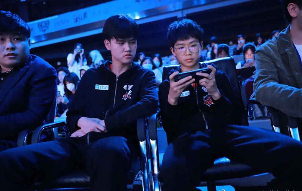  SK|SK遭久诚粉丝“爆破”，和林教练成患难兄弟，明星选手真不敢“惹”！