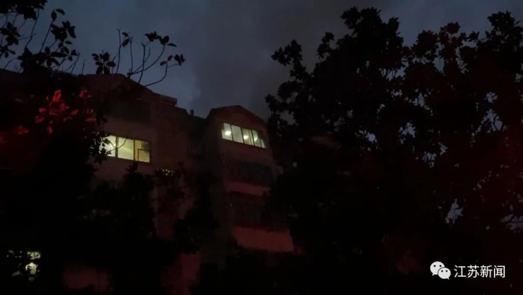  中暑|消防员高温天灭火中暑倒地，接下来一幕太暖心了！