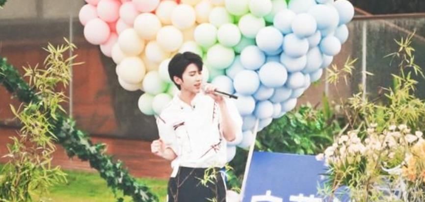  蔡徐坤|蔡徐坤在奔跑吧大秀唱歌技巧，仿佛回到了那年夏天