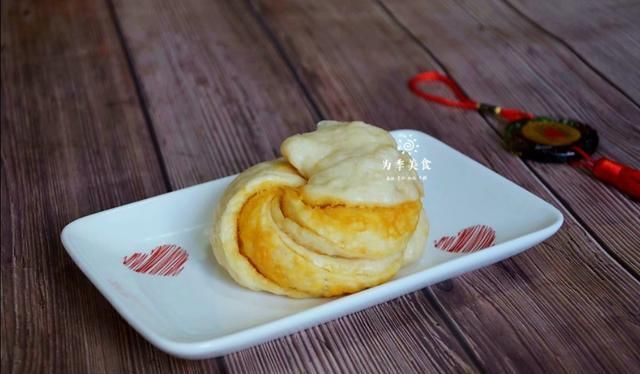  面点|咸蛋黄花卷的做法，咸香松软，风味独特，一款有创意的面点