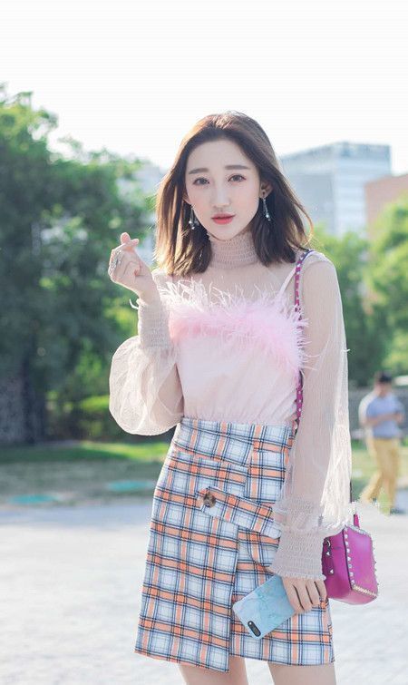  貌美|街拍：肤白貌美的小美女，五官精致，比心的动作很俏皮