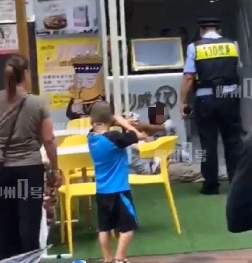 打架|突发！柳南万达金街有人打架，1名男子头部流血跑进对面奶茶店瘫坐