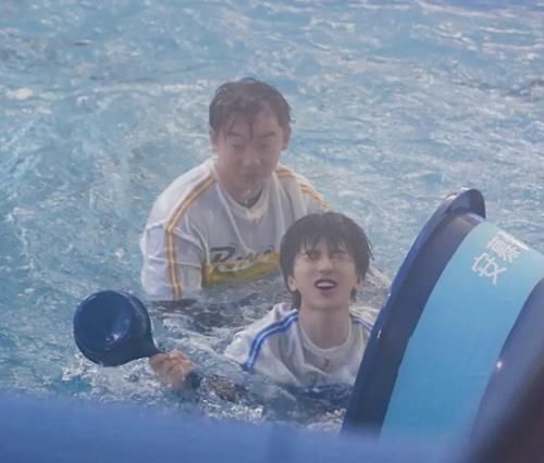  郑恺|蔡徐坤郑恺同时落水，发量却成最大亮点，21岁和34岁的区别