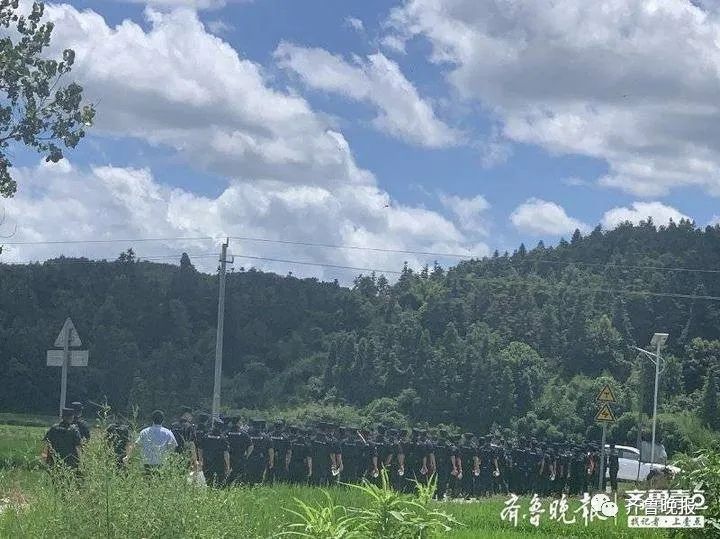  木棍|江西凶杀案嫌犯再次作案后逃入山中！村民持木棍巡逻警方悬赏30万找他！