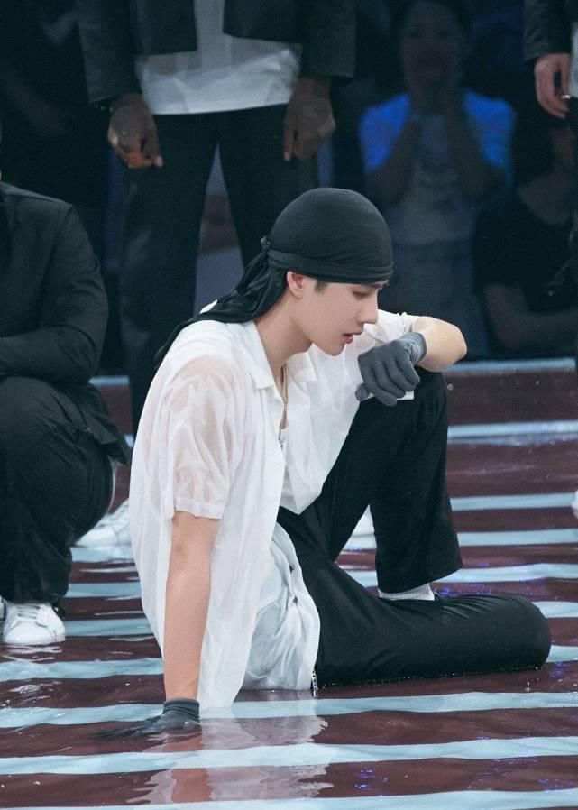  卖力|莲龙出海张艺兴，雨中飞跃王一博，爆衣卖力水舞台，引爆热点！