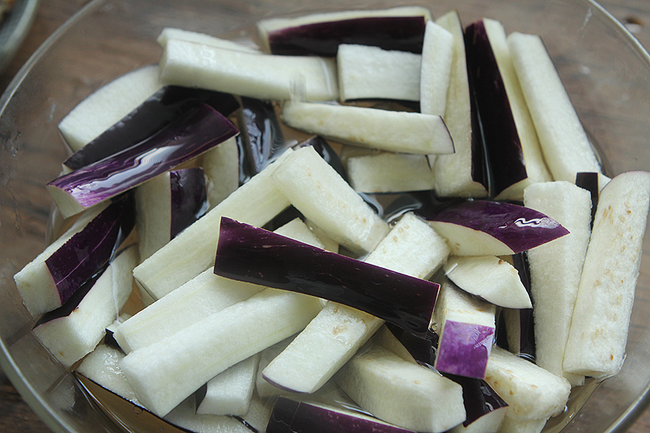 咸鱼茄子煲|秋天茄子就要这么吃,不用过油炸,咸香下饭,吃一次就爱上它