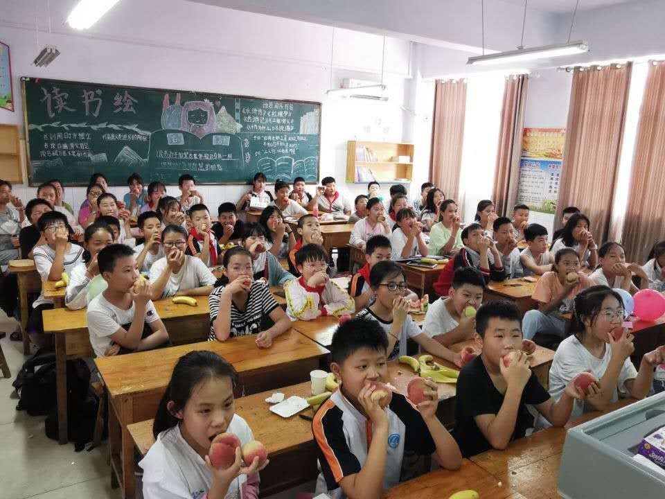  开心|毕业季 吃“爱心”桃真开心